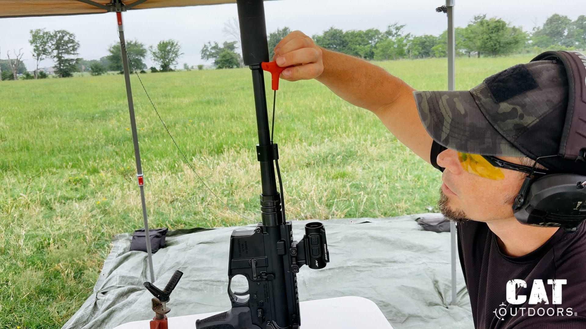 PSA Sabre 300 Blackout build: Handguard removed, turning gas block screw