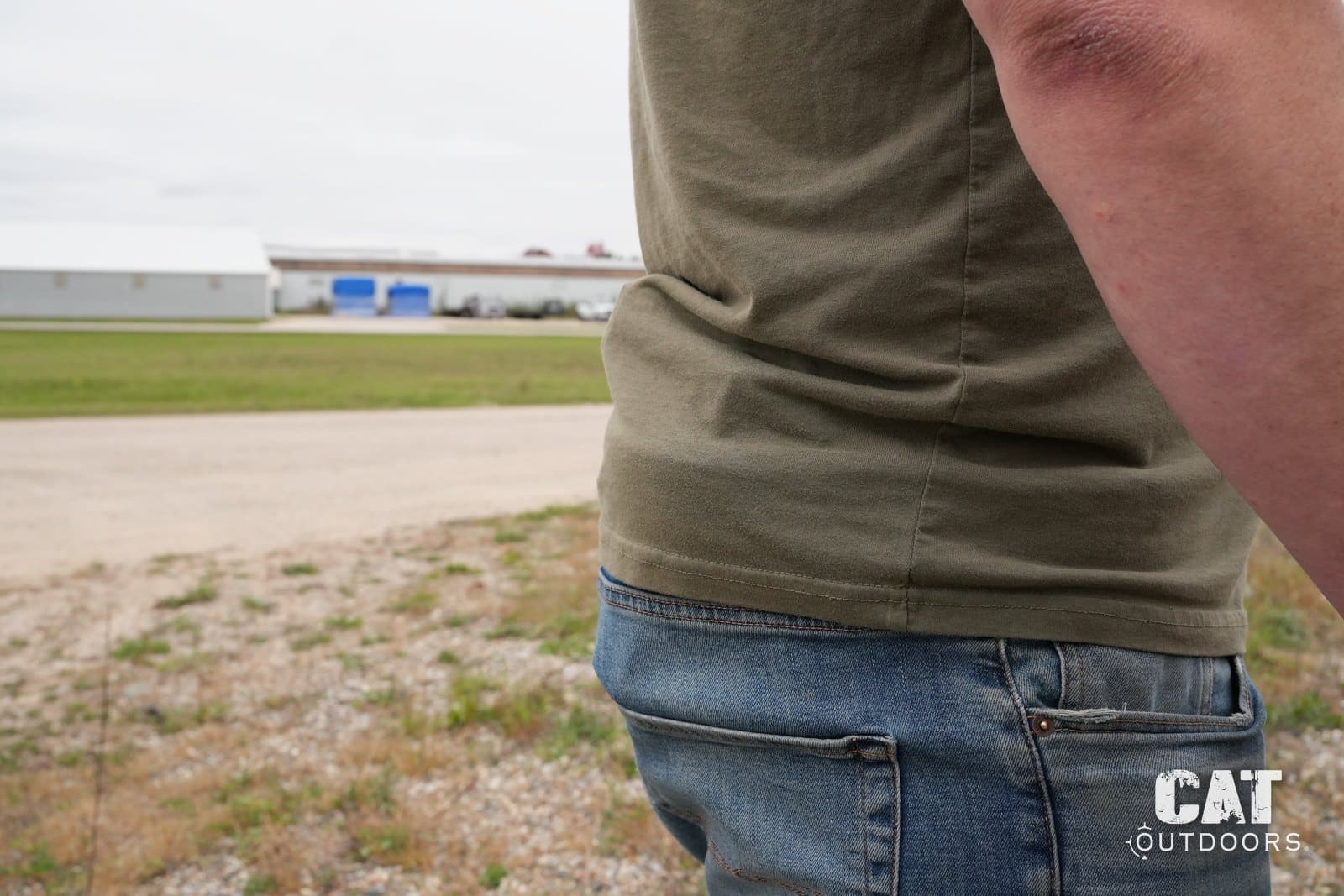 Hidden Hybrid Double Clip under a T-shirt at 5 o'clock, seen from the side